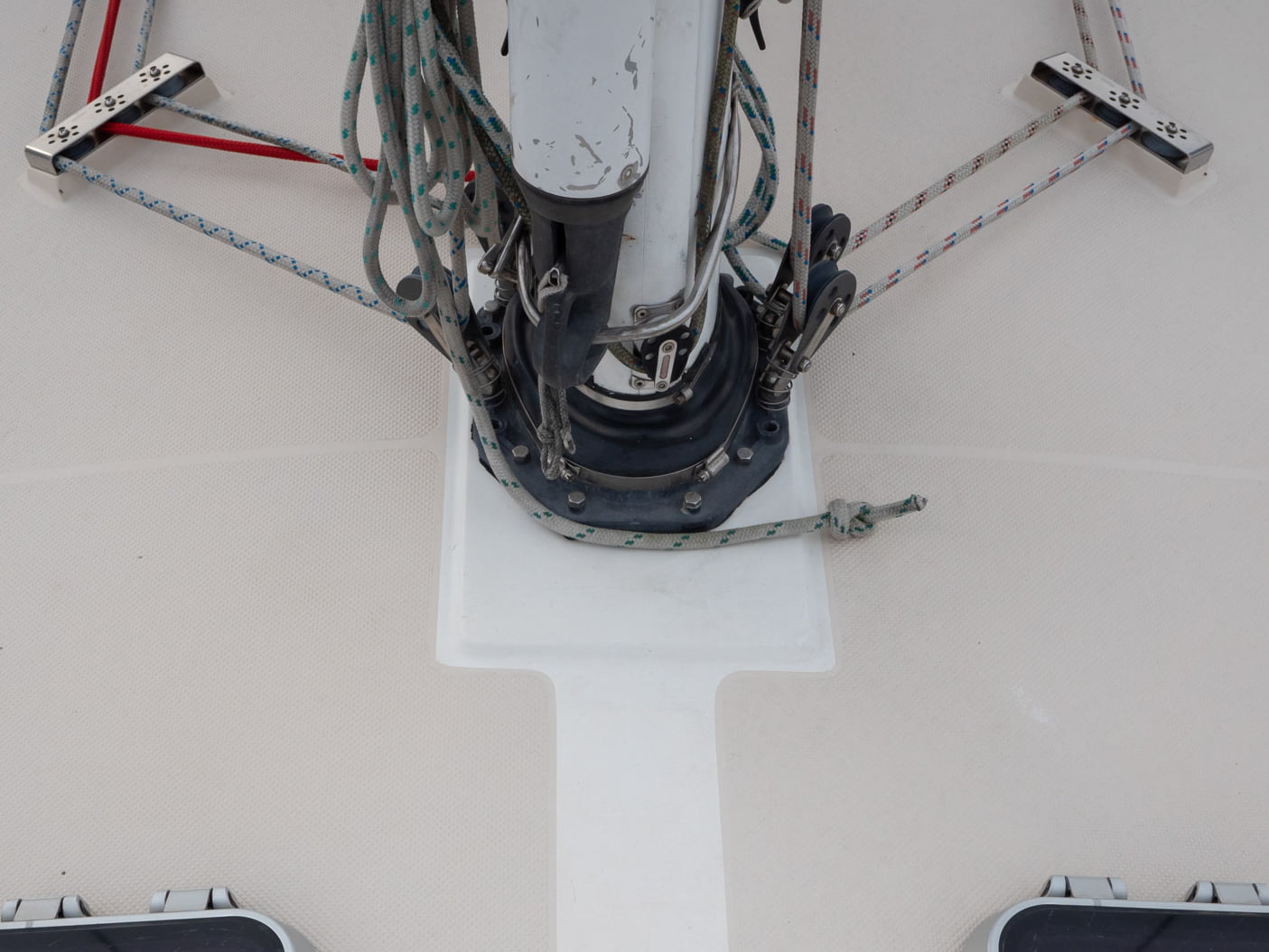 Durchgesteckter Mast mit innenliegenden Kabeln