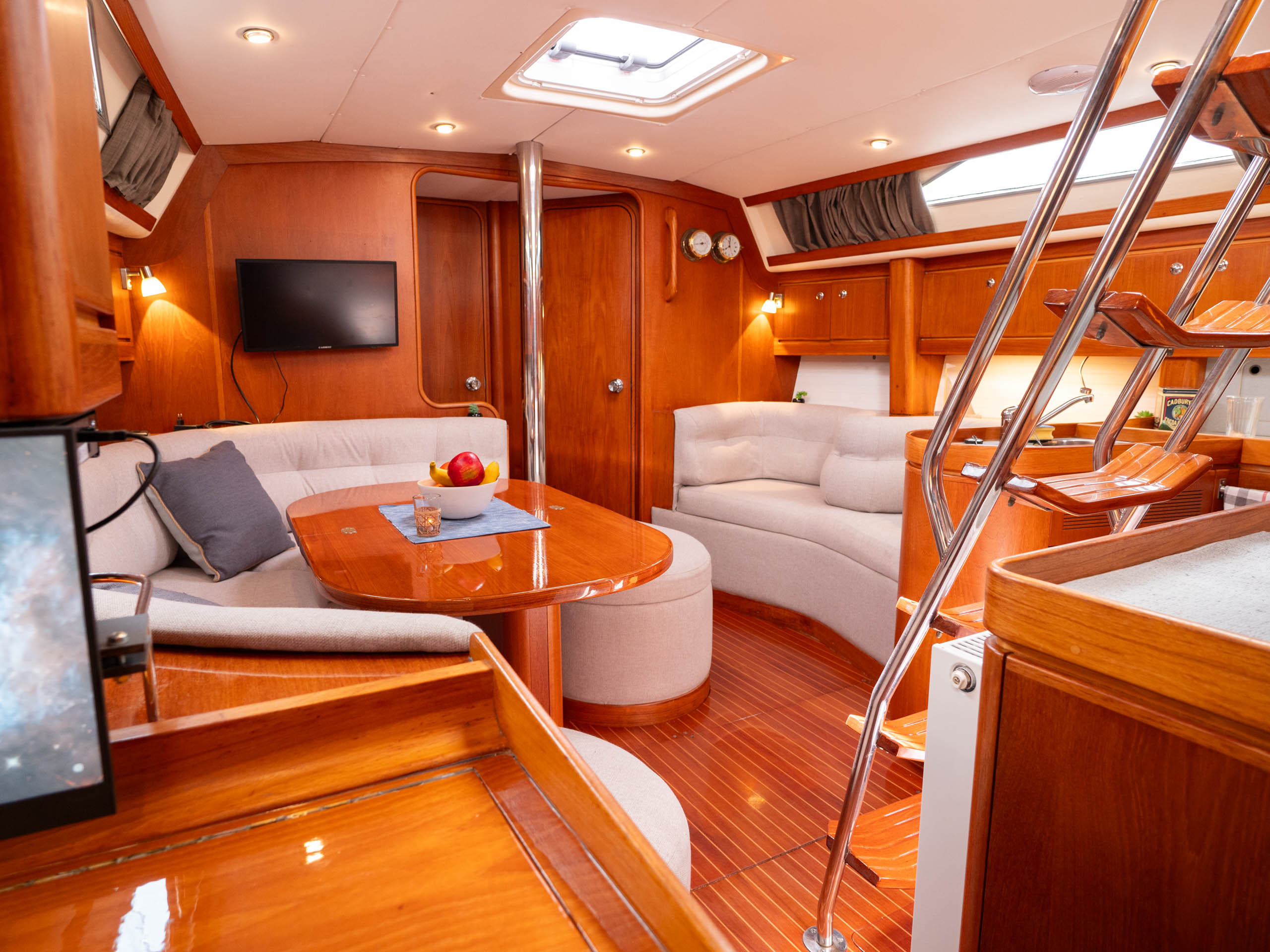 Centercockpityachten haben einen kleinen Salon