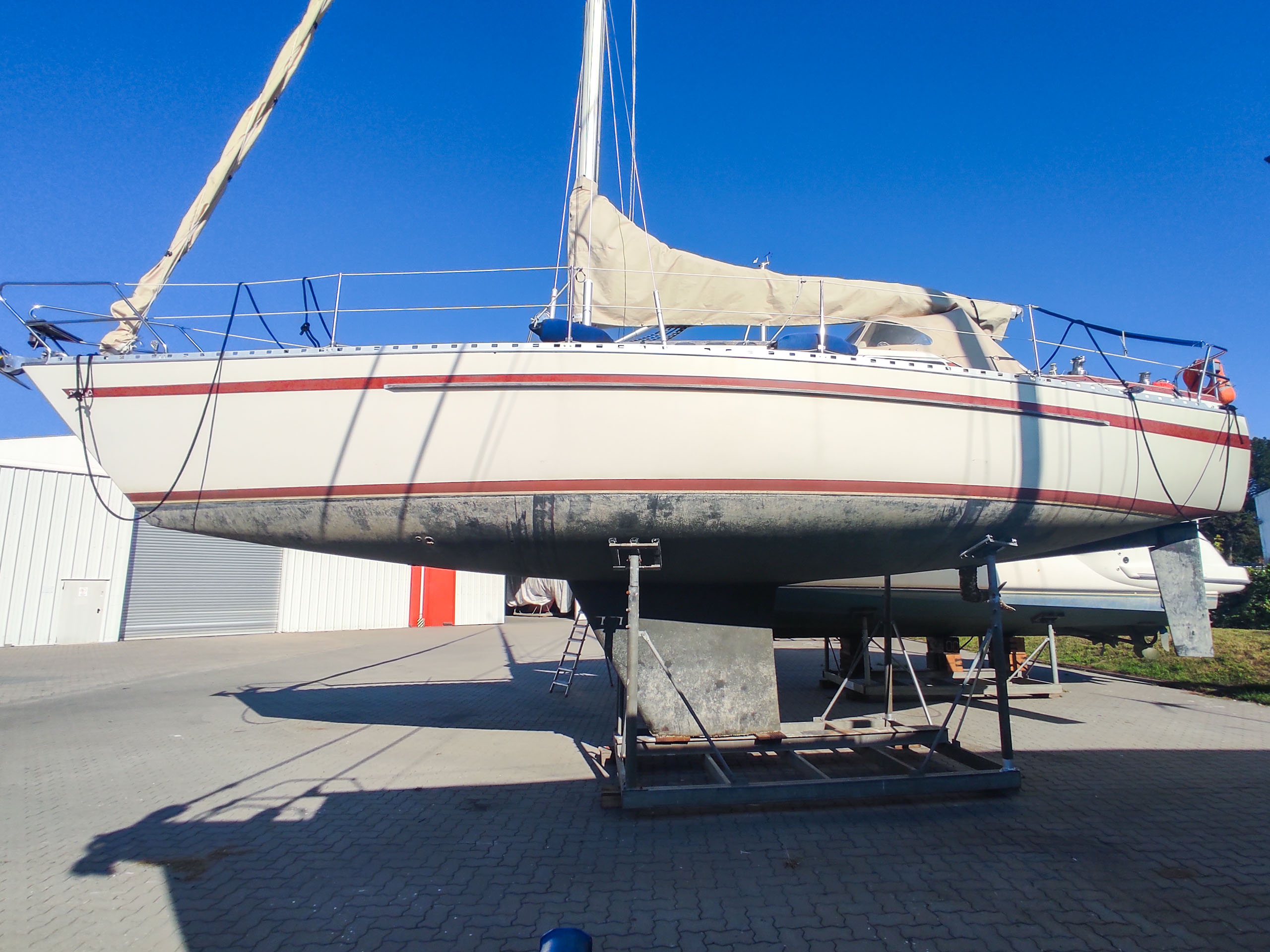 Typische Yacht mit Kielbolzen