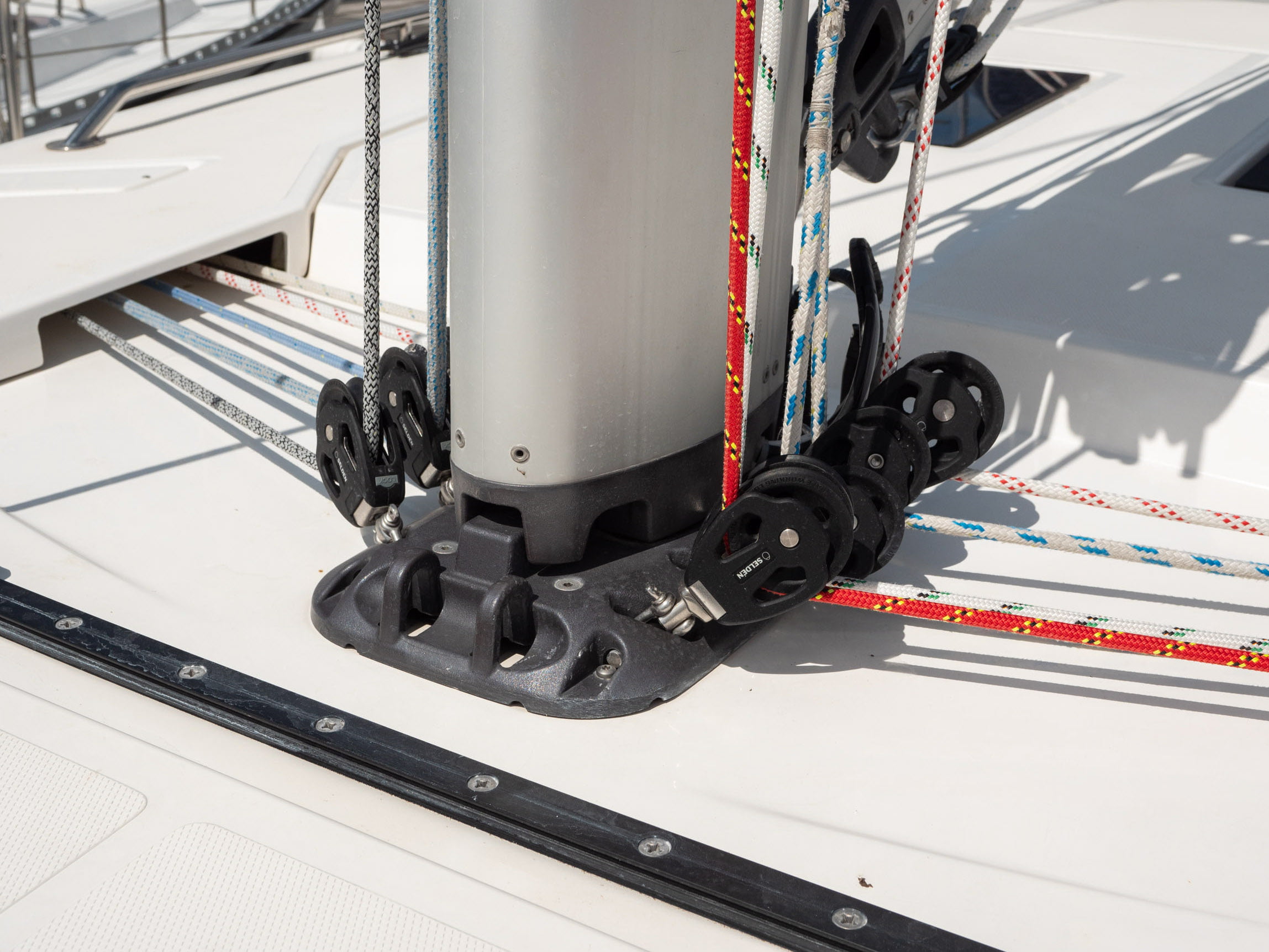 Mast an Deck mit Leinenführung